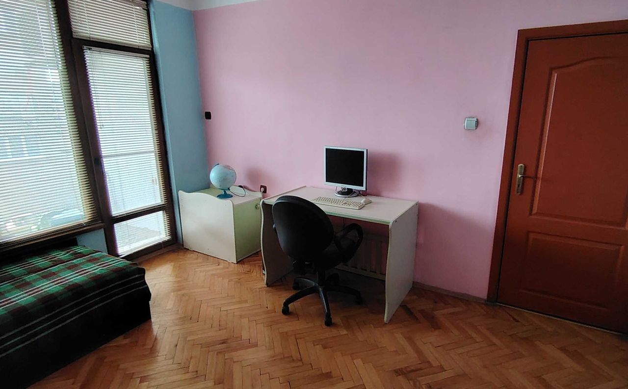 Дава се под наем Тристаен апартамент в Пазарджик, Център - 100 кв.м за 357 € - Снимка #10