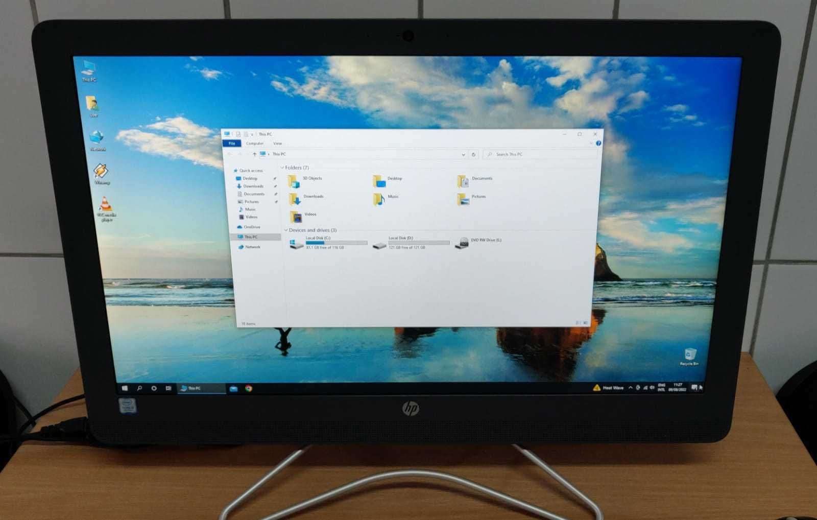 HP All in One  24 inchi procesor i3-7100U 8 GB ram 256 GB SSD