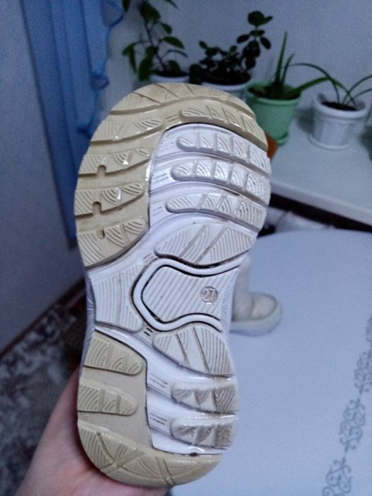 Продам зимнюю обувь в хорошем состоянии на девочку 3-4лет