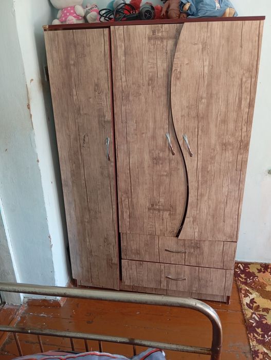 Продаются 2 шкафа , 1 шкаф 350 тысяч.
