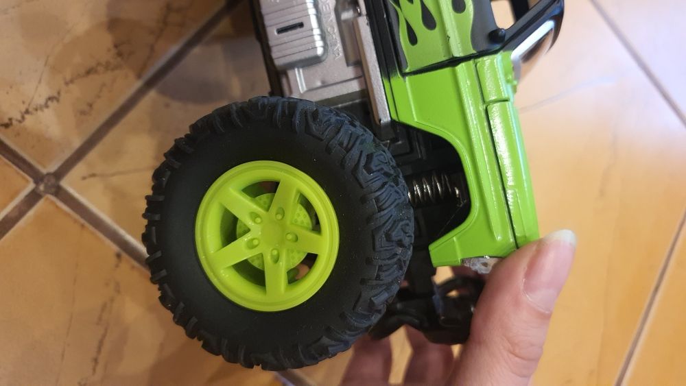 Mașinuță de jucărie cu efecte speciale:sunete, lumini, capota automata