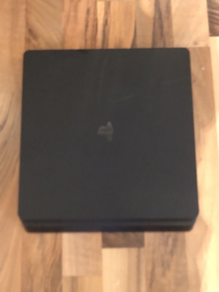 vând PS4 slim cu 7 jocuri