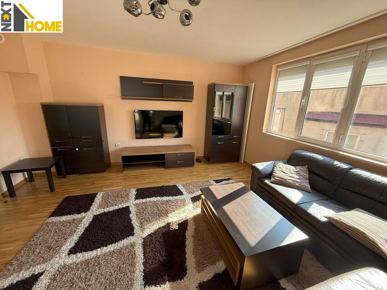Дава се под наем Тристаен апартамент в Пловдив, Център - 95 кв.м за 612 € - Снимка #2