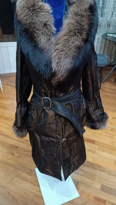 Тепловое плащ польто с воротником чернобурки.