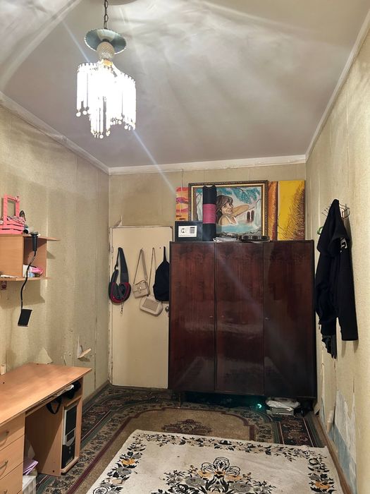 Продаю Чиланзар 19 2х комнатную на 3 этаже не торец