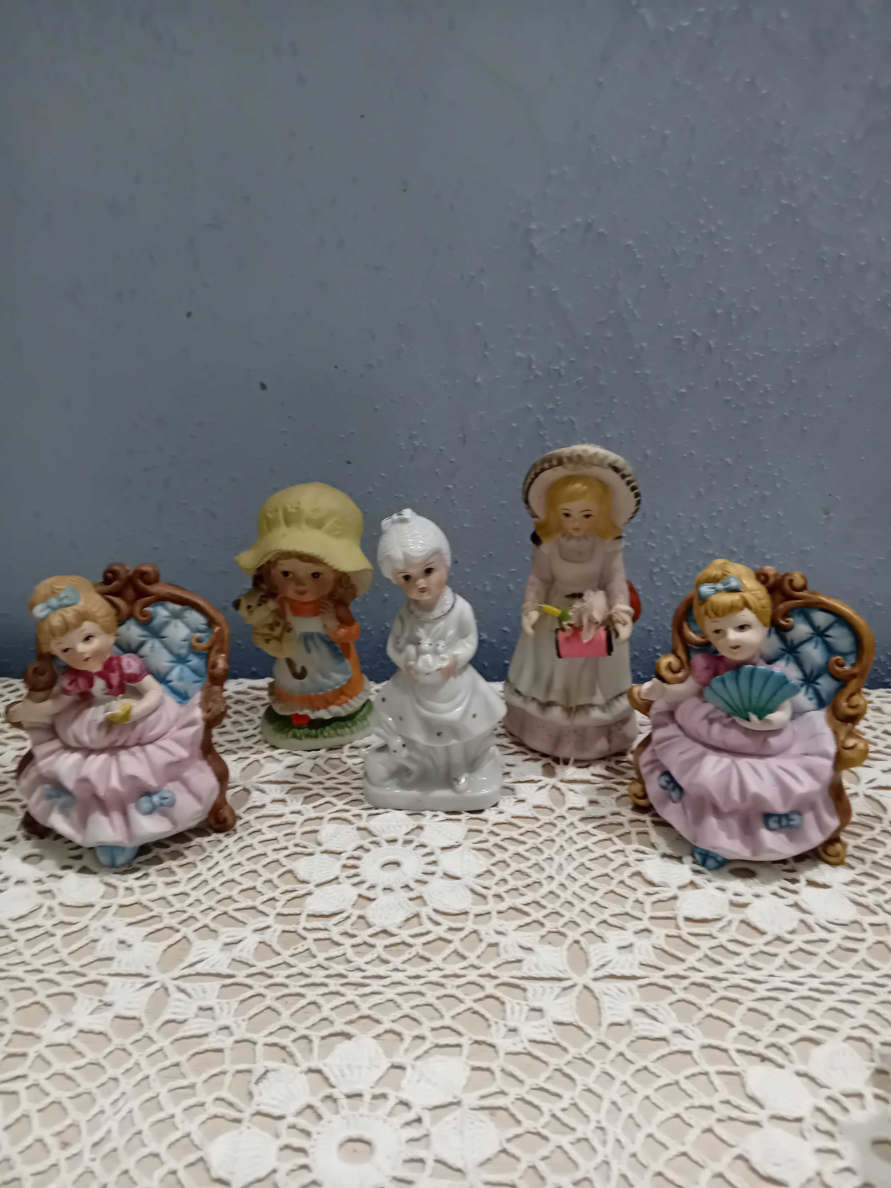 Порцеланови фигури на малки момиченца