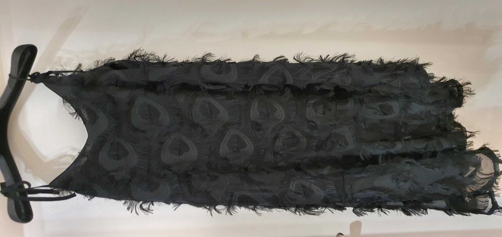 Черна рокля асиметрична долна част