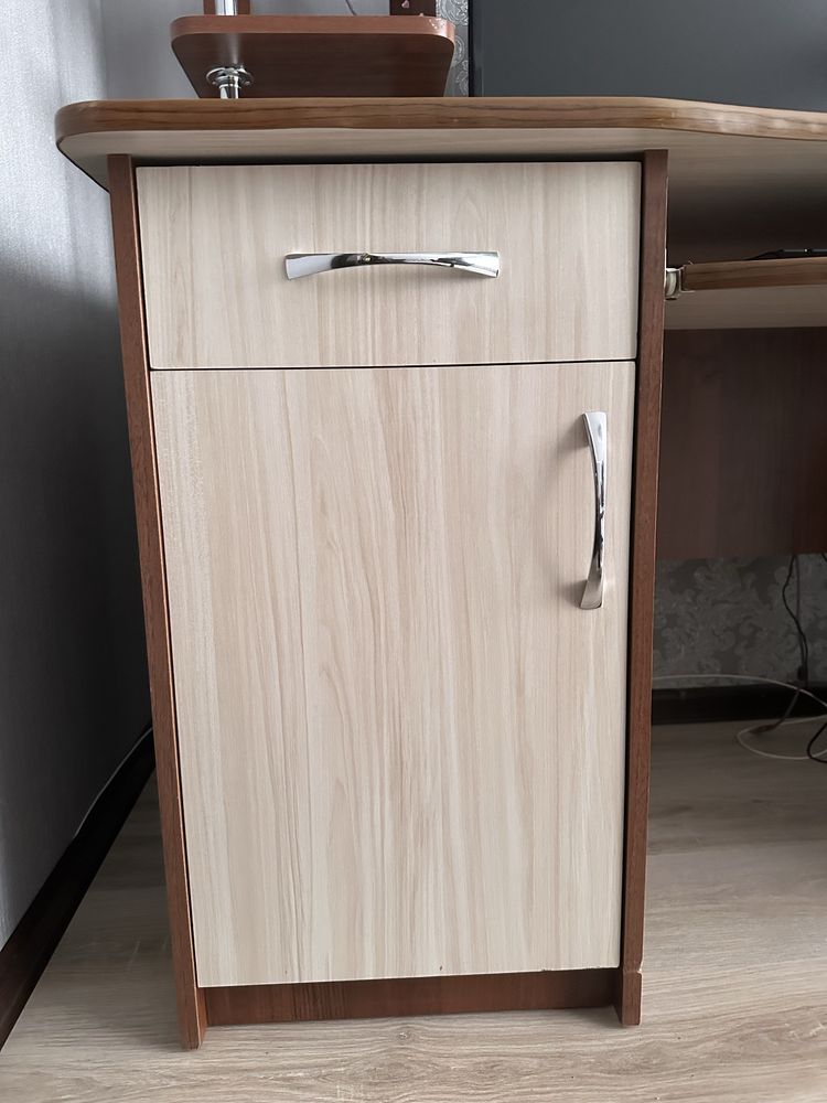 Продаю компьютер с комплектом и компьютерный столик