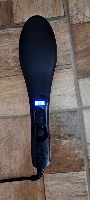 Електрическа четка за изправяне на коса.