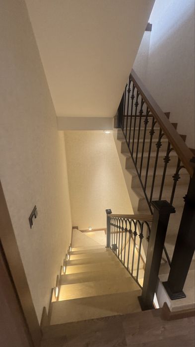 Сдается вдом. 250 квд. Трех уровня. Два санузла. Имеется Летная кухня.