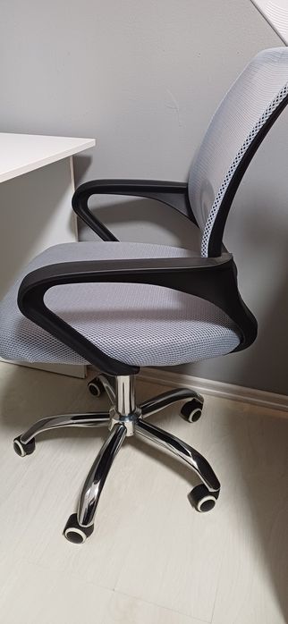 Vând scaun +birou