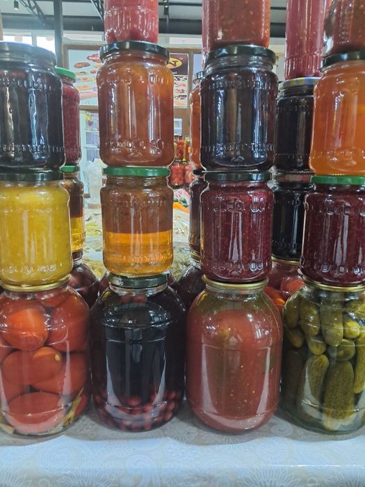 Продам стеклянные банки для консервирования,эмалированный бидон,разное