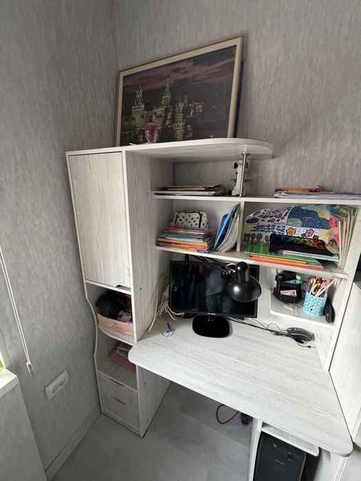 Комлект кроватей и письменный стол-парта