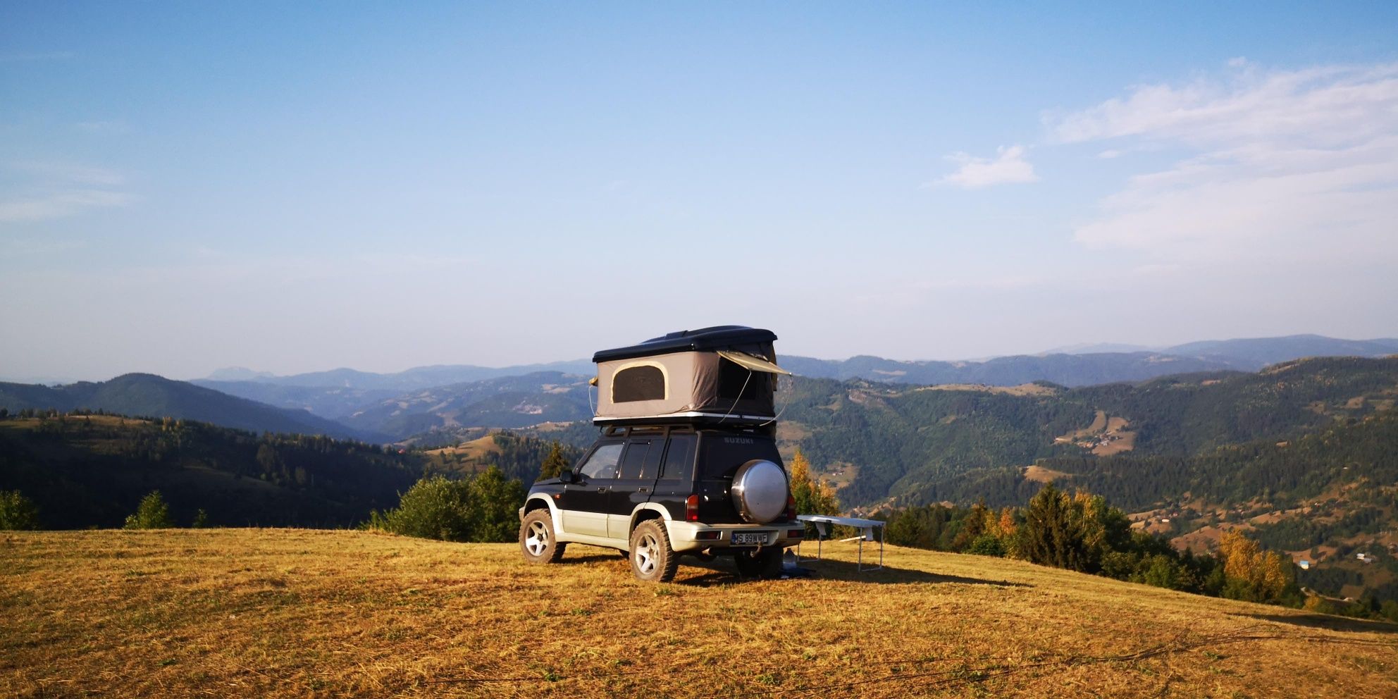 Suzuki Vitara cu extraoptiune de cort pe plafon