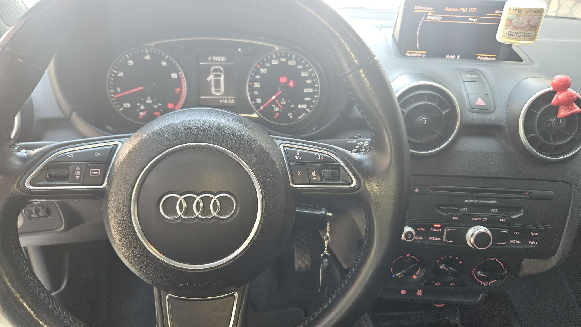 Audi A1 бензин 1,2 2012 година обслужено