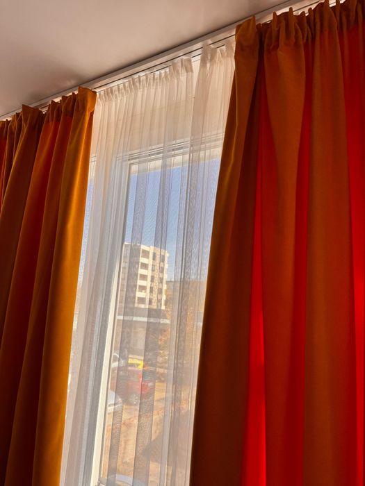 Плътни завеси цвят горчица