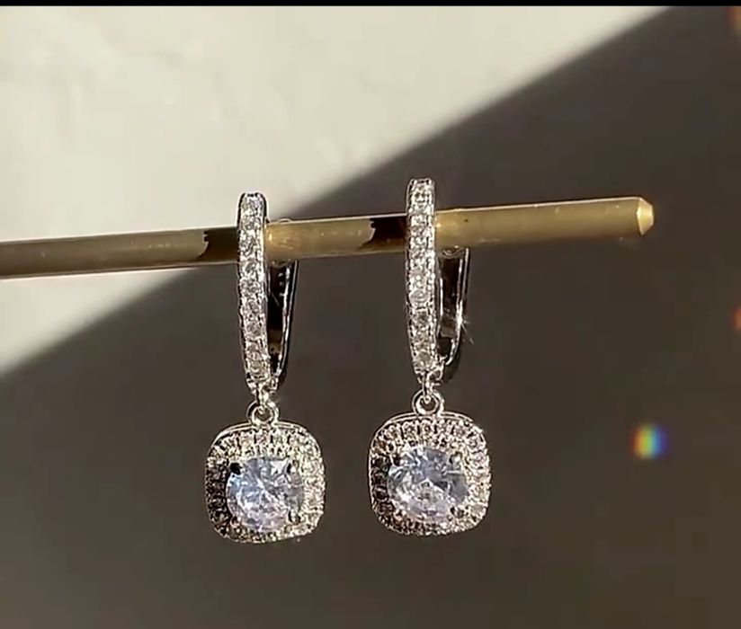 Сребърни обеци с мойсанит