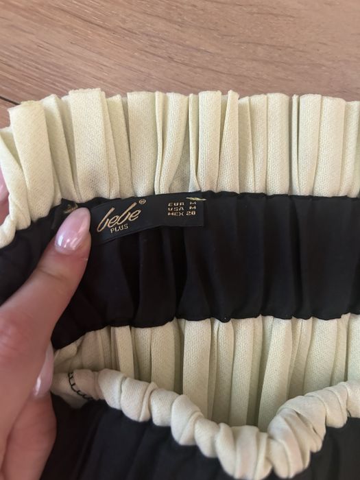 Пола плисирана зелена с дантела