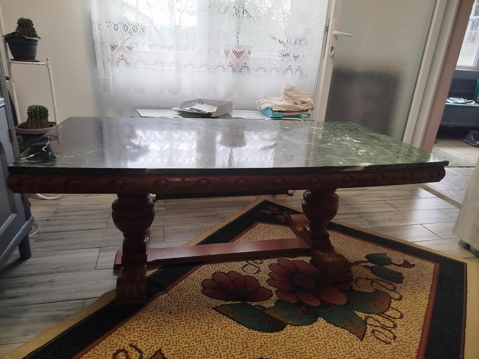 Masă din lemn masiv cu blat de marmură