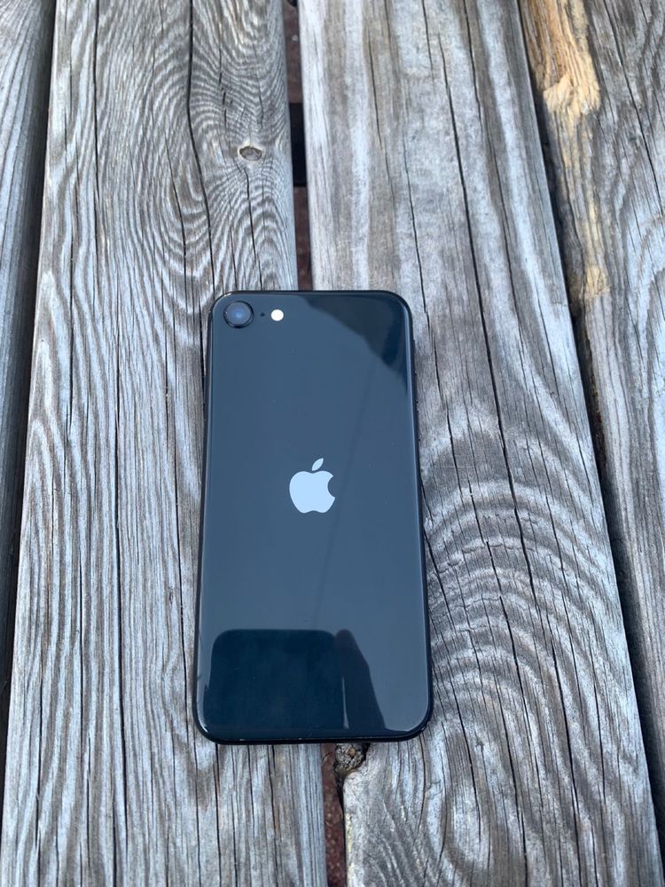Продам iPhone SE (2022)