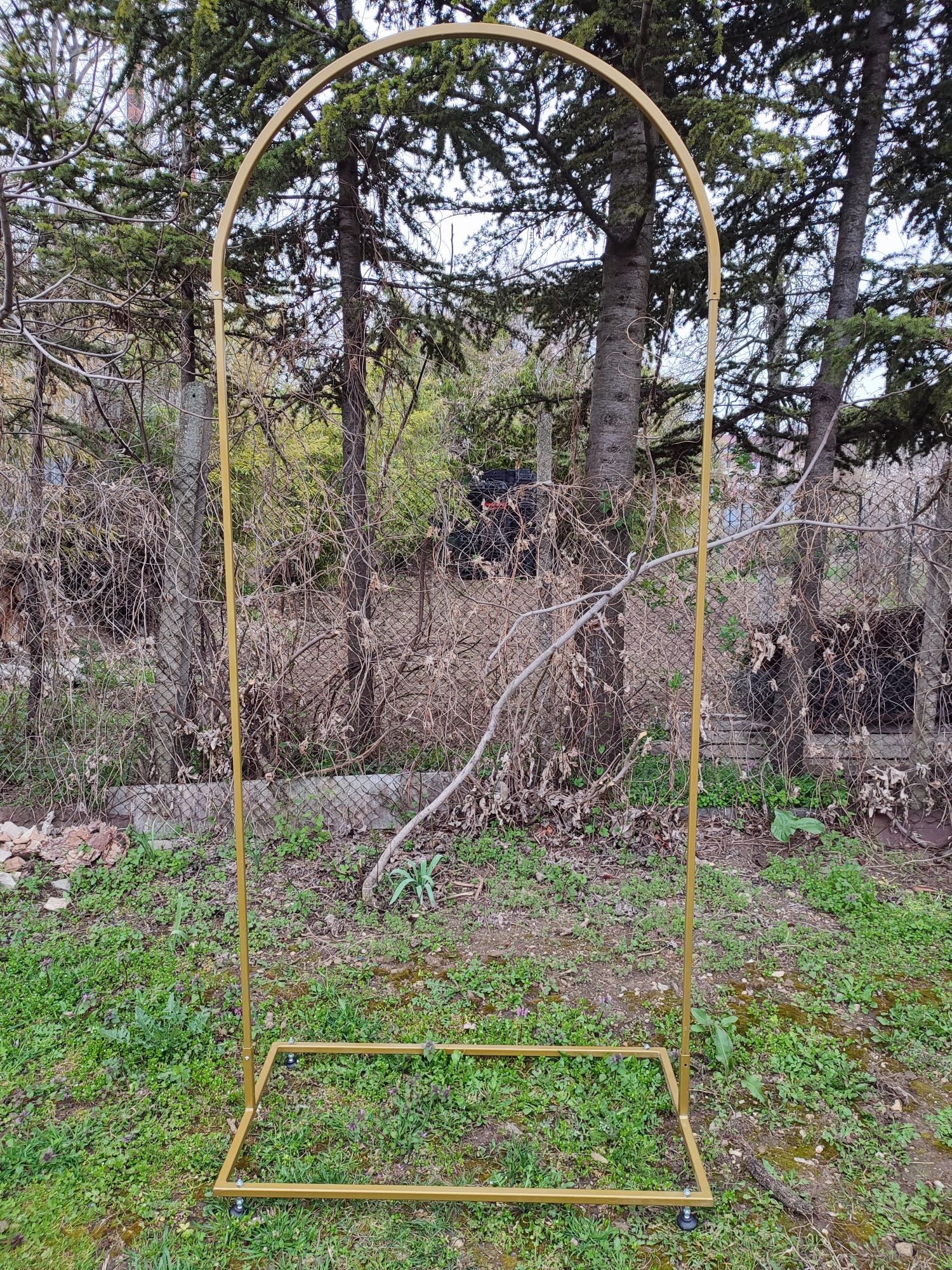 Метални арки и маса под наем