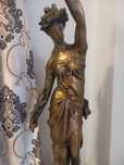 Vând o statueta din bronz...