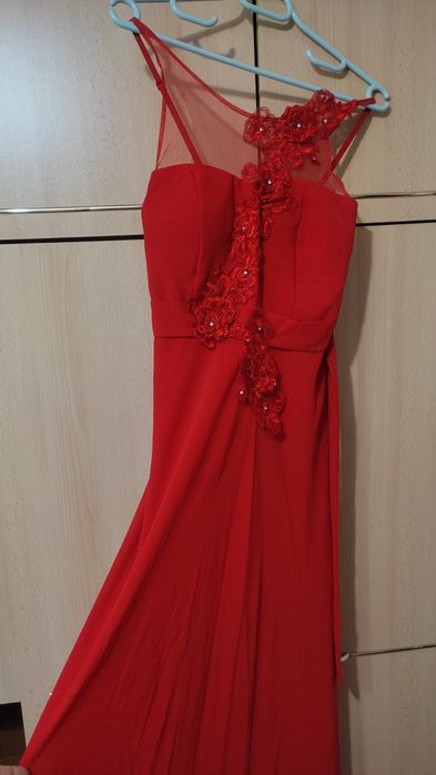 Червена официална рокля