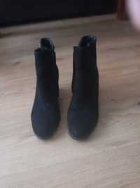Черни велурени обувки Tendenz