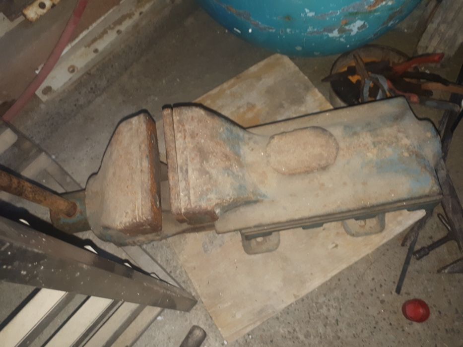 Vînd menghina mare de 150 stare bună la suma de 680lei vînd menghina