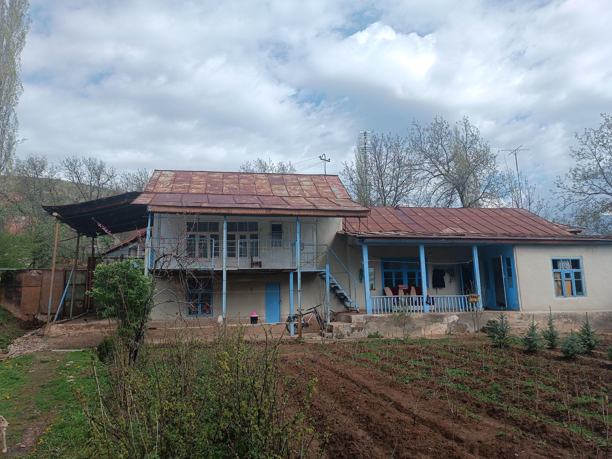 Uchastka sotiladi