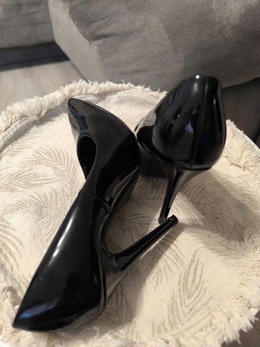 лачени обувки на висок ток