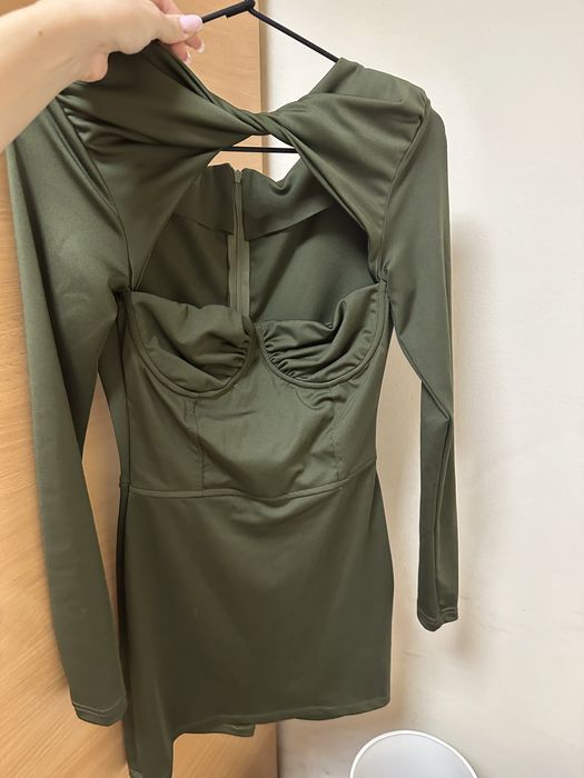 Зелена рокля от отвор отпред