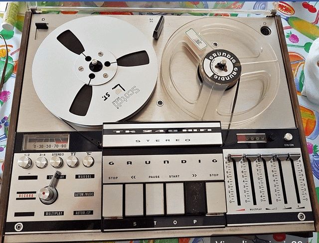 Продаю магнитофон GRUNDIG