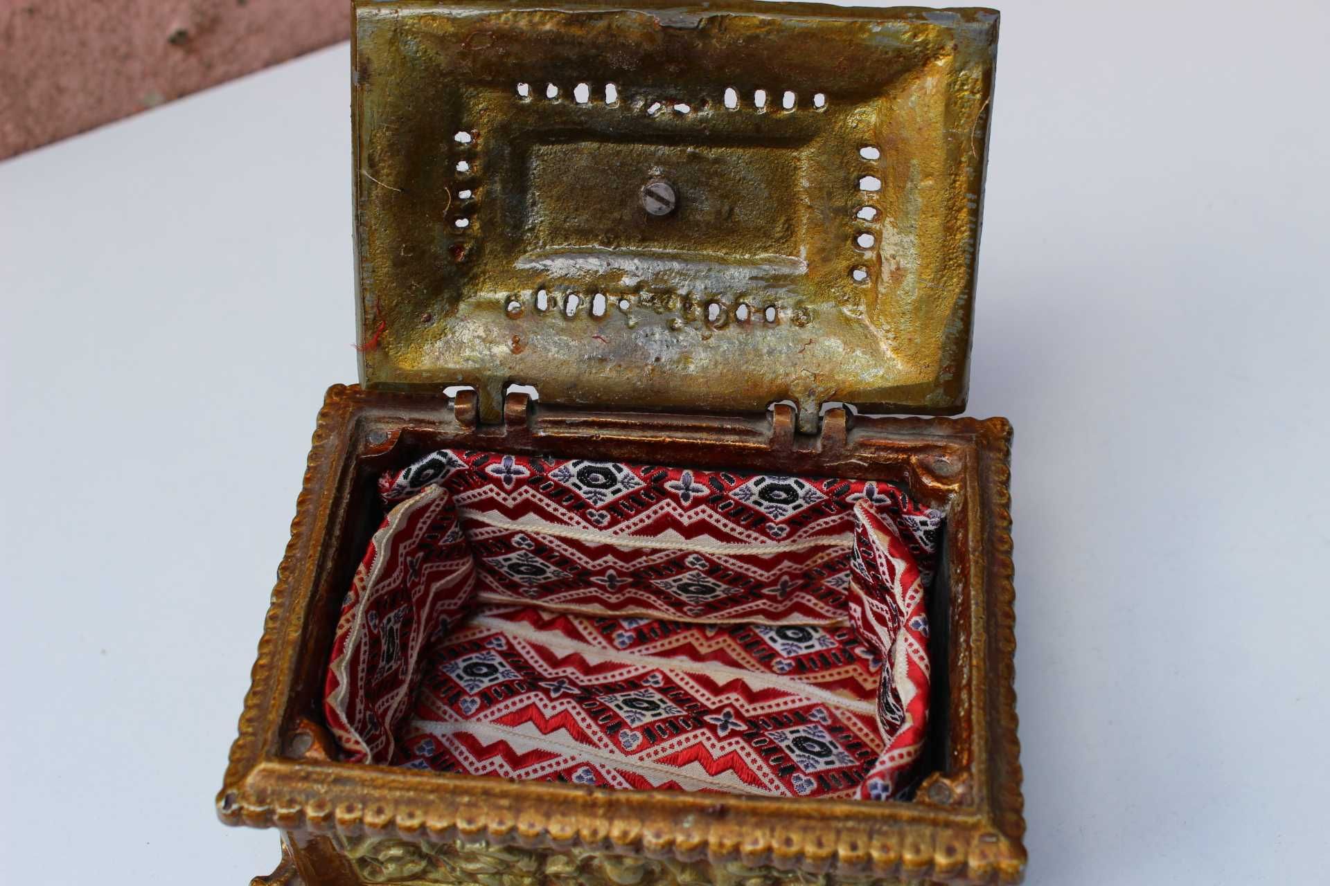 Caseta bijuterii metal varf con de brad - insemn masonic