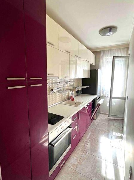 Дава се под наем Тристаен апартамент в Бургас, Меден рудник - зона В - 60 кв.м за 408 € - Снимка #1