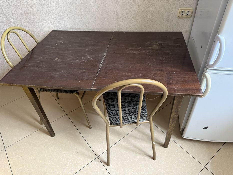 Продам полированный стол