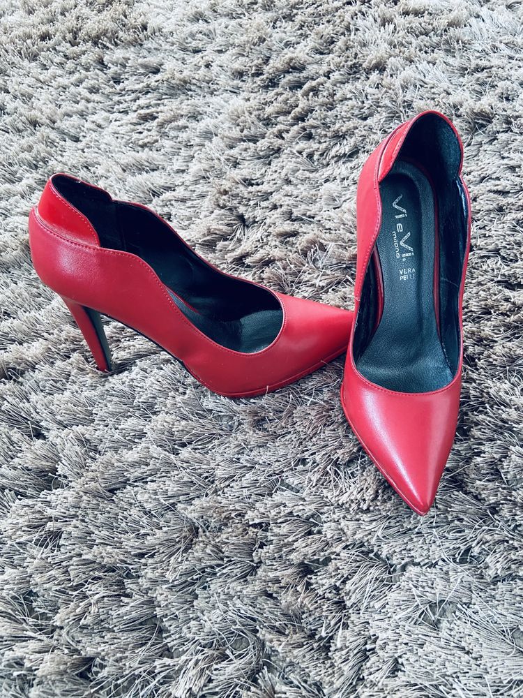 Pantofi stiletto