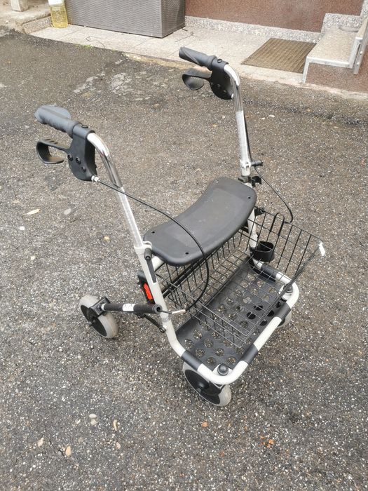 cadru de mers cu roti rolator