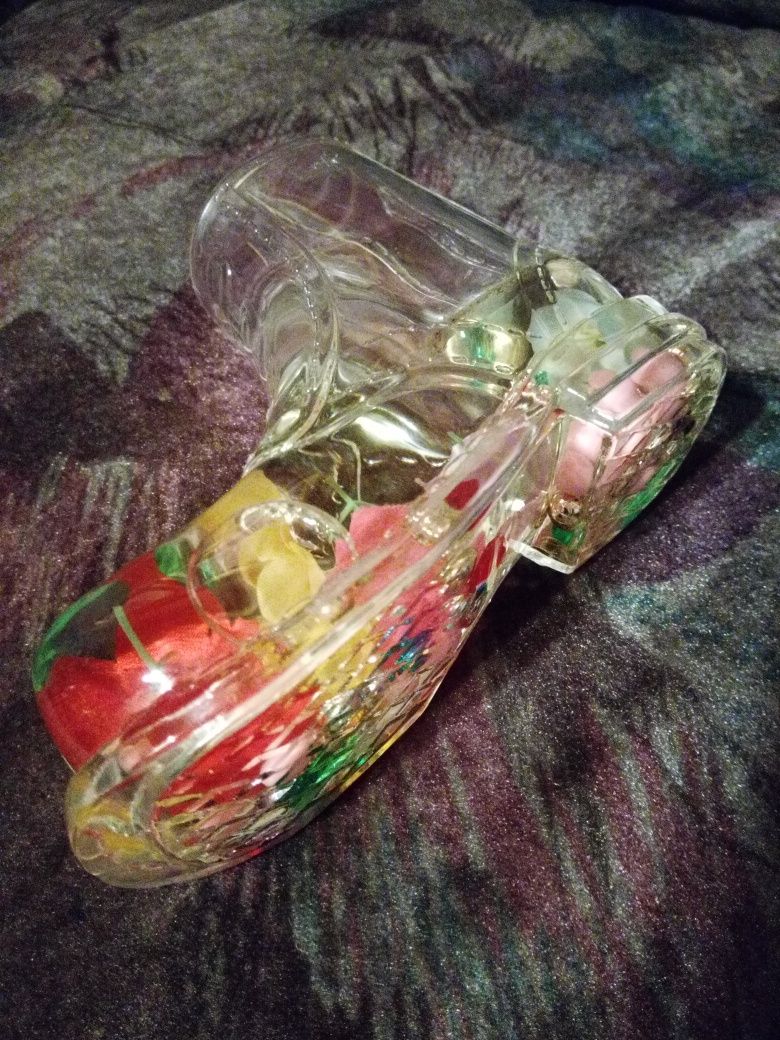 Pantofior din sticla cu lichid având în int. flori și mărgele colorate