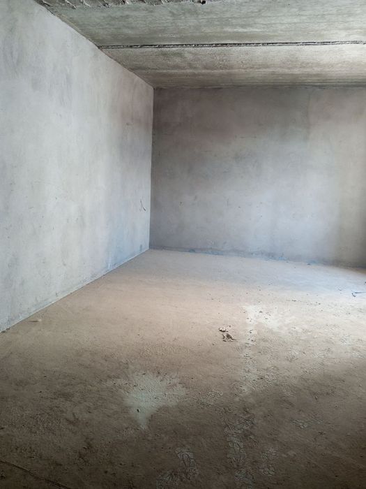 3 etaj 3 xonali 98kvadrat kvartira sotiladi