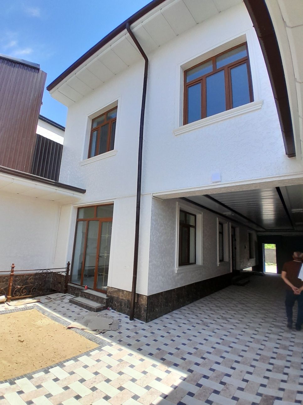 Oltin tepa yangi qurilgan uy sotiladi