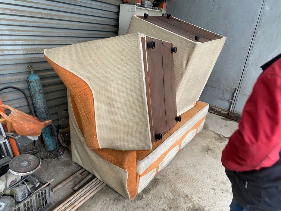 Диван и 3 кресла и столик