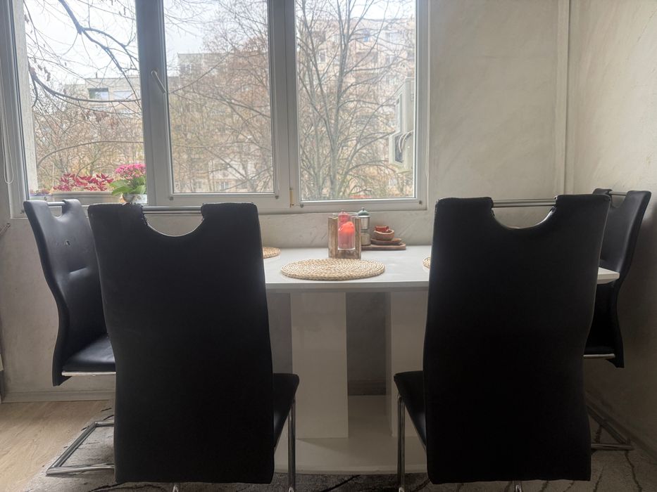 Продавам Трапезна маса с 4 стола