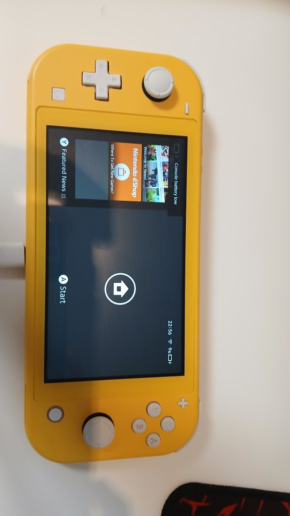 Nintendo switch lite жълт