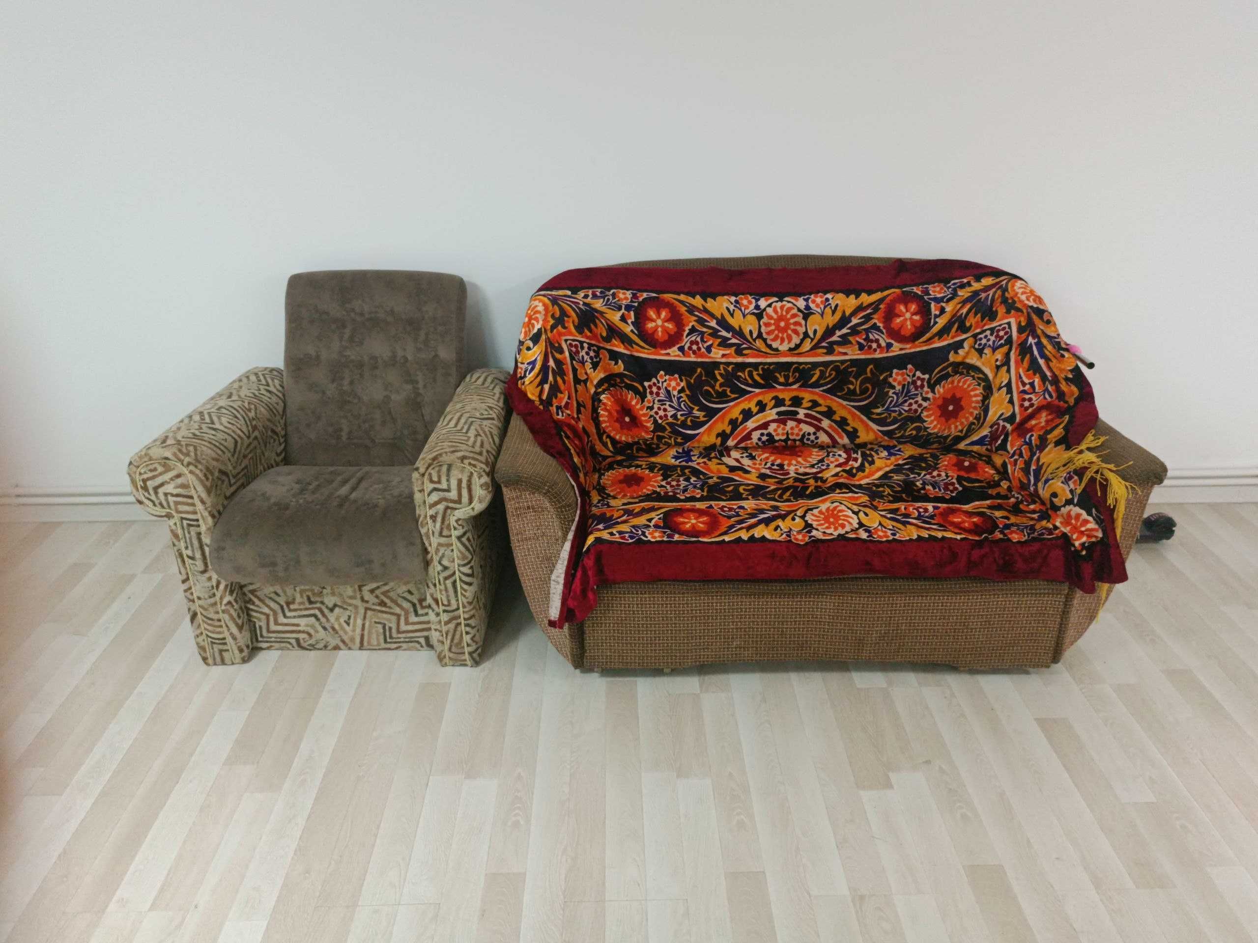 Продам старую мебель диван раскладной и кресло НЕ дорого !