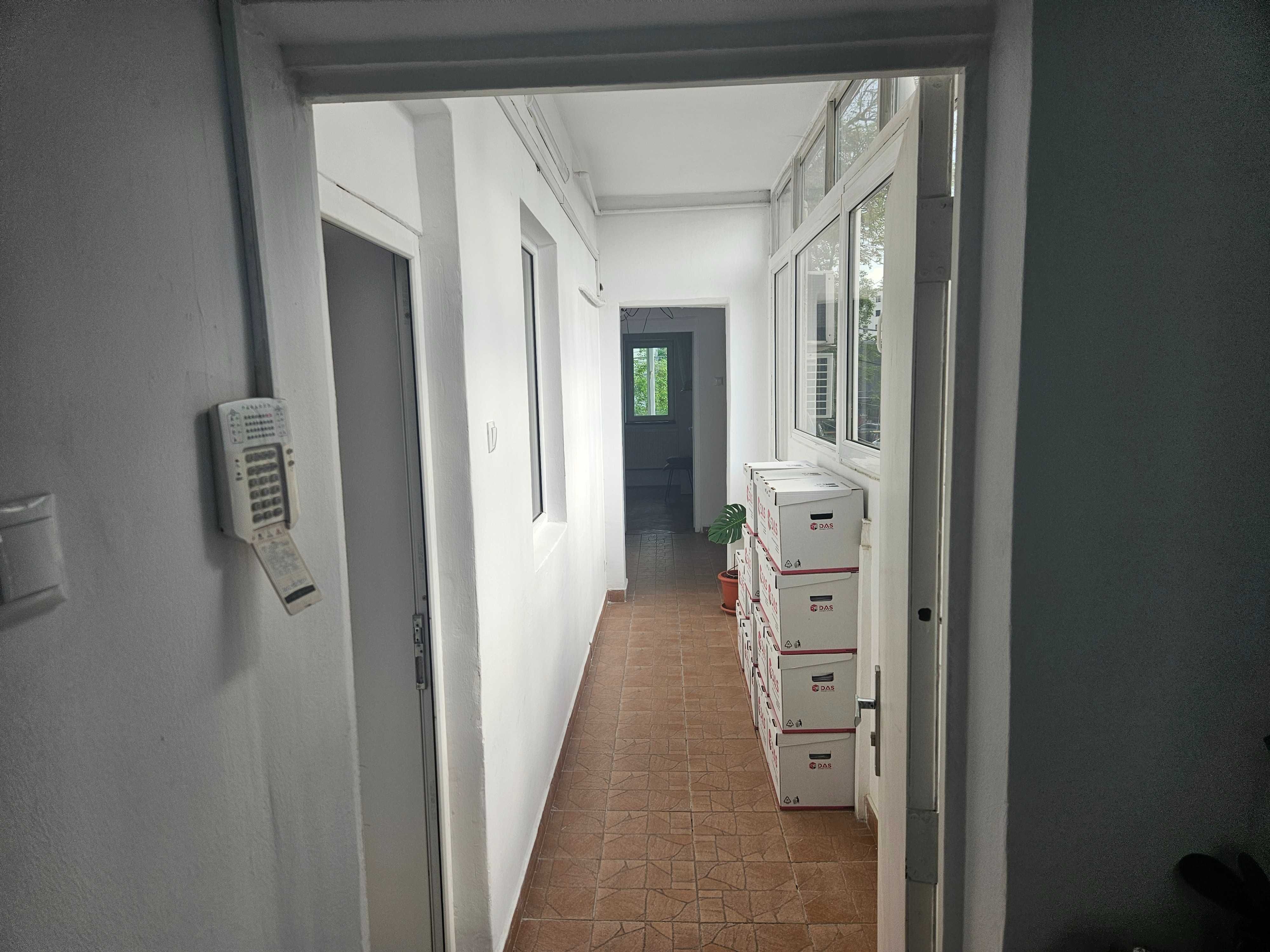 INCHIRIEZ spatiu birou vila