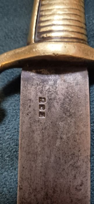 Продавам сабя , нож , щик.