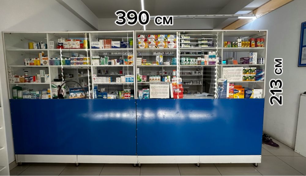 Витрина, шкаф, полки, стол, стул.