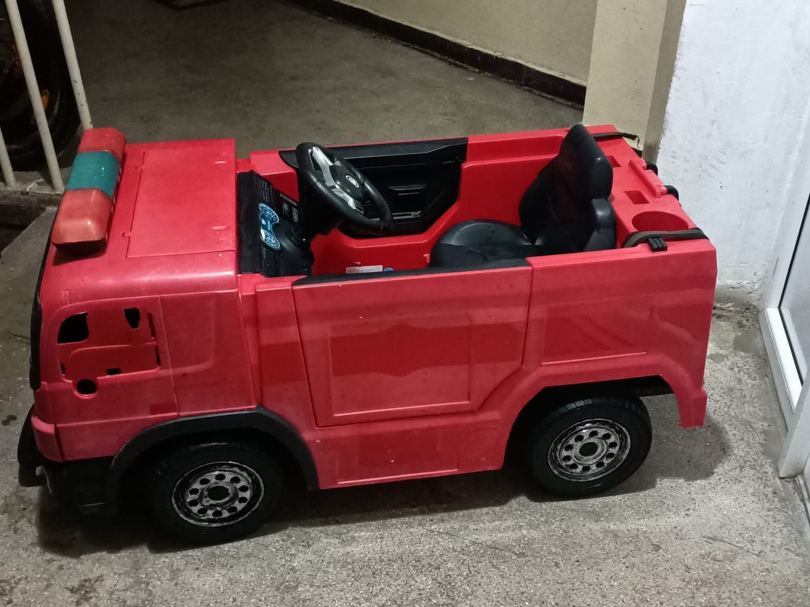 Vand masinuta de pompieri si motoreta pe baterie pt copii.