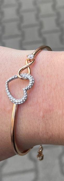 Златна гривна swarovski